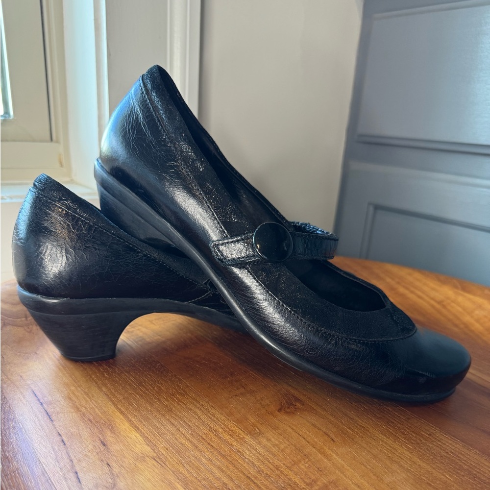 NAOT CREASED LEATHER MARY JANES